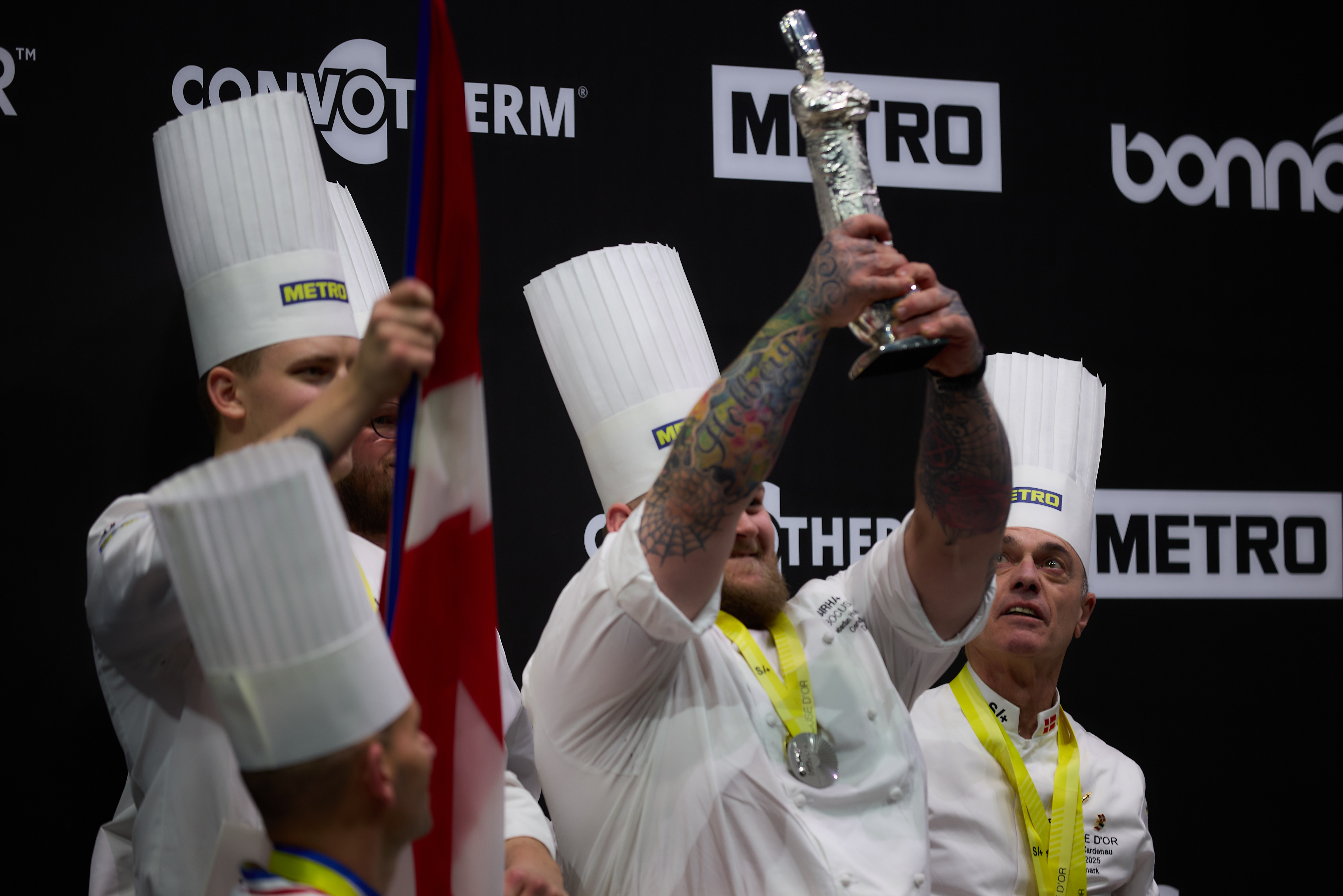 Sebastian løfter den prestigefyldte Bocuse-pokal mandag aften. Foto: Jesper Bøjlund.